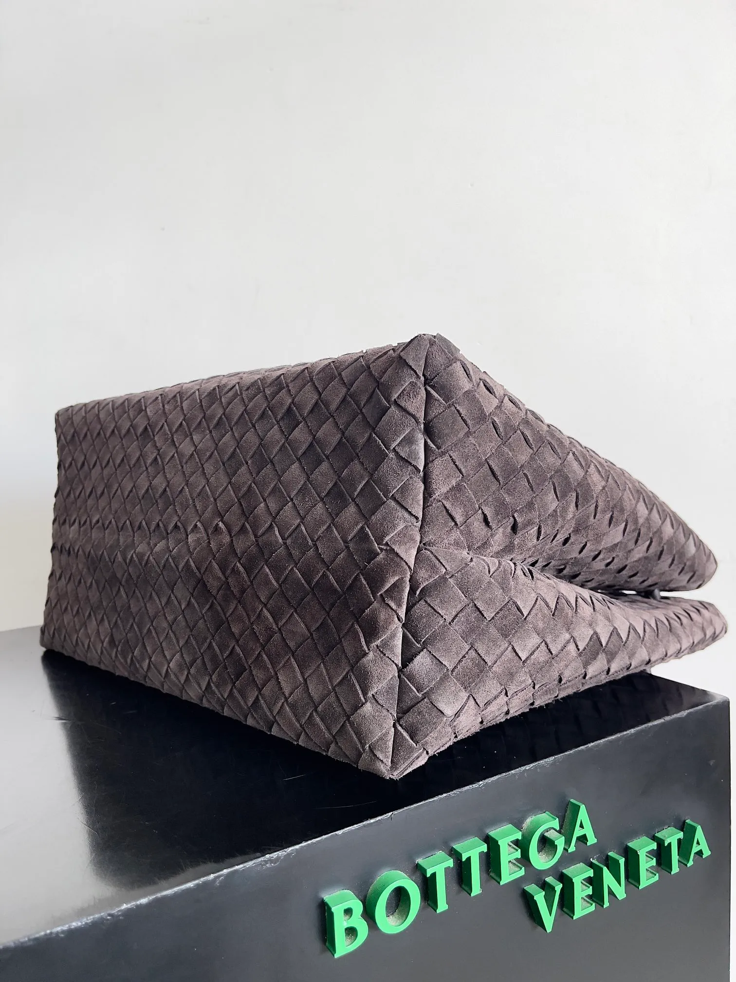 Batch 3760 Recently, the same style of bag that celebrities love is both high-end and practical. Michelle Yeoh, Kim Namjoon, Jing Boran, Tong Liya, Sun Qian, Wu Qianyu, Du Juan, Ma Yili and Bai Baihe are all carrying Bottega Veneta summer series Andiamo handbags. Andiamo has a simple structure and rounded lines. The whole piece is made of Nappa leather. It is comfortable, soft and dynamic. It adds interest to daily life and can be easily matched with various styles. Andiamo handbags are available in three sizes: small, medium and large. There are many colors to choose from, which can meet different needs. You can really carry it whether it is daily or attending events. Style number: 743575 Size: 45*22*34cm